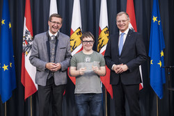 Landeshauptmann Mag. Thomas Stelzer und Landesrat Markus Achleitner empfangen die Teilnehmerinnen und Teilnehmer der Special Olympics.