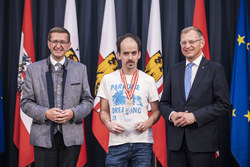 Landeshauptmann Mag. Thomas Stelzer und Landesrat Markus Achleitner empfangen die Teilnehmerinnen und Teilnehmer der Special Olympics.