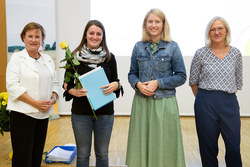 Landeshauptmann-Stellvertreterin Mag. Christine Haberlander überreicht Zertifikate an Fachkräfte für Kindergartenperspektiven in Linz.