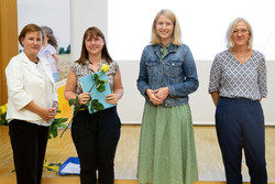 Landeshauptmann-Stellvertreterin Mag. Christine Haberlander überreicht Zertifikate an Fachkräfte für Kindergartenperspektiven in Linz.