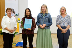 Landeshauptmann-Stellvertreterin Mag. Christine Haberlander überreicht Zertifikate an Fachkräfte für Kindergartenperspektiven in Linz.