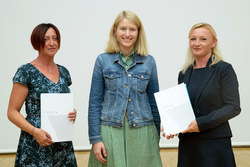 Landeshauptmann-Stellvertreterin Mag. Christine Haberlander überreicht Zertifikate an Fachkräfte für Kindergartenperspektiven in Linz.