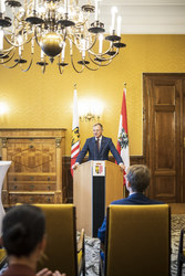 Landeshauptmann Mag. Thomas Stelzer bei der Vereidigung von Ziviltechnikerinnen und Ziviltechnikern im Regierungssitzungszimmer des Linzer Landhauses.