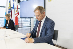 Unterzeichnung der gemeinsamen Schlusserklärung durch Oberösterreich.