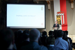 Landeshauptmann Mag. Thomas Stelzer empfängt Absolventinnen und Absolventen der Lehre mit Matura im Steinernen Saal des Linzer Landhauses.
Aufgrund der derzeitigen gesundheitlichen Lage wurden die Fotos ohne Maske COVID-konform Outdoor aufgenommen.