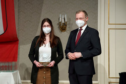 Landeshauptmann Mag. Thomas Stelzer empfängt Absolventinnen und Absolventen der Lehre mit Matura im Steinernen Saal des Linzer Landhauses.
Aufgrund der derzeitigen gesundheitlichen Lage wurden die Fotos ohne Maske COVID-konform Outdoor aufgenommen.