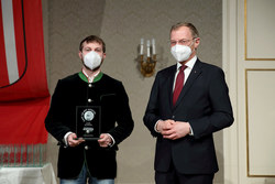 Landeshauptmann Mag. Thomas Stelzer empfängt Absolventinnen und Absolventen der Lehre mit Matura im Steinernen Saal des Linzer Landhauses.
Aufgrund der derzeitigen gesundheitlichen Lage wurden die Fotos ohne Maske COVID-konform Outdoor aufgenommen.