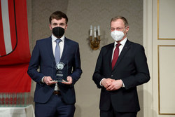 Landeshauptmann Mag. Thomas Stelzer empfängt Absolventinnen und Absolventen der Lehre mit Matura im Steinernen Saal des Linzer Landhauses.
Aufgrund der derzeitigen gesundheitlichen Lage wurden die Fotos ohne Maske COVID-konform Outdoor aufgenommen.