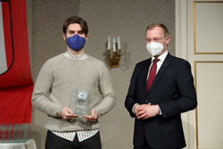 Landeshauptmann Mag. Thomas Stelzer empfängt Absolventinnen und Absolventen der Lehre mit Matura im Steinernen Saal des Linzer Landhauses.
Aufgrund der derzeitigen gesundheitlichen Lage wurden die Fotos ohne Maske COVID-konform Outdoor aufgenommen.