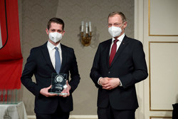 Landeshauptmann Mag. Thomas Stelzer empfängt Absolventinnen und Absolventen der Lehre mit Matura im Steinernen Saal des Linzer Landhauses.
Aufgrund der derzeitigen gesundheitlichen Lage wurden die Fotos ohne Maske COVID-konform Outdoor aufgenommen.