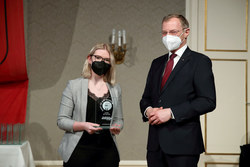 Landeshauptmann Mag. Thomas Stelzer empfängt Absolventinnen und Absolventen der Lehre mit Matura im Steinernen Saal des Linzer Landhauses.
Aufgrund der derzeitigen gesundheitlichen Lage wurden die Fotos ohne Maske COVID-konform Outdoor aufgenommen.