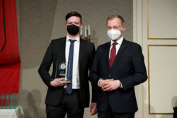 Landeshauptmann Mag. Thomas Stelzer empfängt Absolventinnen und Absolventen der Lehre mit Matura im Steinernen Saal des Linzer Landhauses.
Aufgrund der derzeitigen gesundheitlichen Lage wurden die Fotos ohne Maske COVID-konform Outdoor aufgenommen.