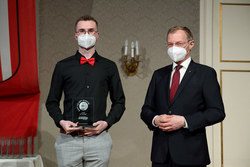 Landeshauptmann Mag. Thomas Stelzer empfängt Absolventinnen und Absolventen der Lehre mit Matura im Steinernen Saal des Linzer Landhauses.
Aufgrund der derzeitigen gesundheitlichen Lage wurden die Fotos ohne Maske COVID-konform Outdoor aufgenommen.