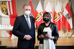 Verleihung von Kulturauszeichnungen durch LH Mag. Thomas Stelzer. Aufgrund der derzeitigen gesundheitlichen Lage wurden die Fotos ohne Maske COVID-konform Outdoor aufgenommen.
