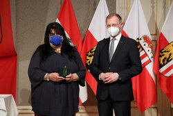 Verleihung von Kulturauszeichnungen durch LH Mag. Thomas Stelzer. Aufgrund der derzeitigen gesundheitlichen Lage wurden die Fotos ohne Maske COVID-konform Outdoor aufgenommen.

