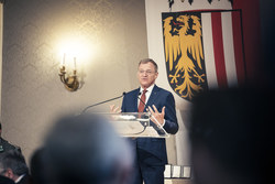 Landeshauptmann Mag. Thomas Stelzer verleiht Landesauszeichnungen an verdiente Oberösterreicherinnen und Oberösterreicher.