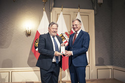 Landeshauptmann Mag. Thomas Stelzer verleiht das goldene Verdienstzeichen des Landes OÖ an Brigadier Dr. Johannes Kainzbauer.