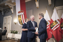 Landeshauptmann Mag. Thomas Stelzer überreicht das große Ehrenzeichen des Landes Oberösterreich an Kommerzialrat Viktor Sigl. (ehem. Erster Präsident des Oberösterreichischen Landtags)