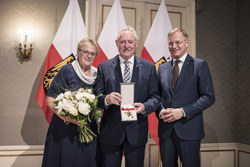 Landeshauptmann Mag. Thomas Stelzer überreicht das große Ehrenzeichen des Landes Oberösterreich an Kommerzialrat Viktor Sigl. (ehem. Erster Präsident des Oberösterreichischen Landtags)