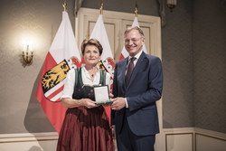 Landeshauptmann Mag. Thomas Stelzer überreicht das goldene Ehrenzeichen des Landes Oberösterreich an Martina Pühringer. (ehem. Abgeordnete zum Oberösterreichischen Landtag)