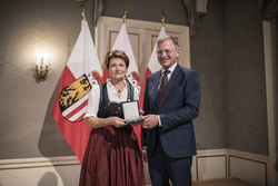 Landeshauptmann Mag. Thomas Stelzer überreicht das goldene Ehrenzeichen des Landes Oberösterreich an Martina Pühringer. (ehem. Abgeordnete zum Oberösterreichischen Landtag)