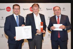 Verleihung der Landessportehrenzeichen in Bronze durch Landesrat Markus Achleitner.