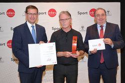 Verleihung der Landessportehrenzeichen in Bronze durch Landesrat Markus Achleitner.