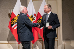 Verleihung der Verdienstmedaille des Landes Oberösterreich durch Landeshauptmann Thomas Stelzer.