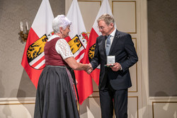 Verleihung der Verdienstmedaille des Landes Oberösterreich durch Landeshauptmann Thomas Stelzer.