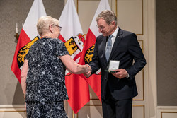 Verleihung der Verdienstmedaille des Landes Oberösterreich durch Landeshauptmann Thomas Stelzer.