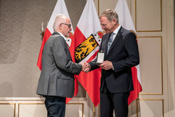 Verleihung der Verdienstmedaille des Landes Oberösterreich durch Landeshauptmann Thomas Stelzer.