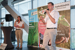 Auszeichnung Bienenfreundliche Gemeinden durch Landesrat Stefan Kaineder