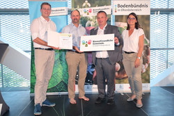 Auszeichnung Bienenfreundliche Gemeinden durch Landesrat Stefan Kaineder