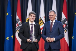 Landeshauptmann Mag. Thomas Stelzer empfängt ausgezeichnete Maturantinnen und Maturanten im Steinernen Saal des Linzer Landhauses.