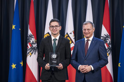 Landeshauptmann Mag. Thomas Stelzer empfängt ausgezeichnete Maturantinnen und Maturanten im Steinernen Saal des Linzer Landhauses.