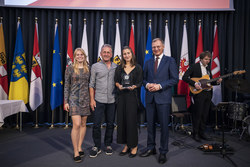 Landeshauptmann Mag. Thomas Stelzer empfängt ausgezeichnete Maturantinnen und Maturanten im Steinernen Saal des Linzer Landhauses.