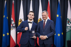 Landeshauptmann Mag. Thomas Stelzer empfängt ausgezeichnete Maturantinnen und Maturanten im Steinernen Saal des Linzer Landhauses.