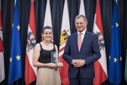 Landeshauptmann Mag. Thomas Stelzer empfängt ausgezeichnete Maturantinnen und Maturanten im Steinernen Saal des Linzer Landhauses.