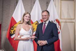 Landeshauptmann Mag. Thomas Stelzer empfängt ausgezeichnete Maturantinnen und Maturanten im Redoutensaal in Linz.