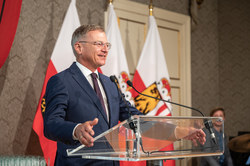 Landeshauptmann Mag. Thomas Stelzer empfängt ausgezeichnete Maturantinnen und Maturanten im Redoutensaal in Linz.