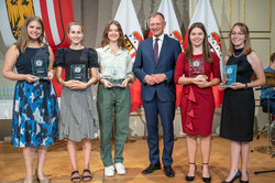 Landeshauptmann Mag. Thomas Stelzer empfängt ausgezeichnete Maturantinnen und Maturanten im Redoutensaal in Linz.