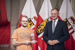 Landeshauptmann Mag. Thomas Stelzer empfängt ehemalige Lehrlinge, die die Lehrabschlussprüfung mit Auszeichnung absolviert haben.