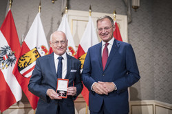 Landeshauptmann Mag. Thomas Stelzer überreicht das große Ehrenzeichen für Verdienste um die Republik Österreich an Hofrat i.R. Dr. Stephan Pömer.