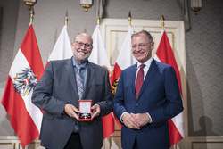 Landeshauptmann Mag. Thomas Stelzer überreicht das große Ehrenzeichen für Verdienste um die Republik Österreich an Hofrat i.R. Dr. Wolfgang Seltner.
