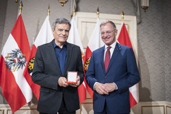 Landeshauptmann Mag. Thomas Stelzer überreicht das große Ehrenzeichen für Verdienste um die Republik Österreich an Hofrat i.R. Dr. Andreas Zeisel.