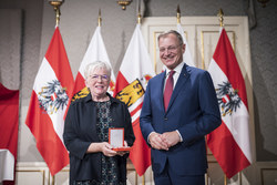 Landeshauptmann Mag. Thomas Stelzer überreicht das goldene Ehrenzeichen für Verdienste um die Republik Österreich an Gabriele Daghofer.