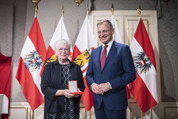 Landeshauptmann Mag. Thomas Stelzer überreicht das goldene Ehrenzeichen für Verdienste um die Republik Österreich an Gabriele Daghofer.