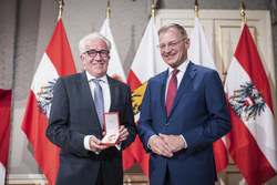 Landeshauptmann Mag. Thomas Stelzer überreicht das goldene Ehrenzeichen für Verdienste um die Republik Österreich an Dr. Alexander Jalkotzy.