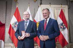 Landeshauptmann Mag. Thomas Stelzer überreicht das goldene Ehrenzeichen für Verdienste um die Republik Österreich an Oberamtsrat i.R. RgR Willibald Mayrhofer.