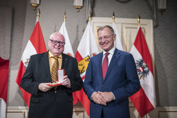 Landeshauptmann Mag. Thomas Stelzer überreicht das goldene Ehrenzeichen für Verdienste um die Republik Österreich an Oberamtsrat i.R. RgR Alfred Möslinger.
